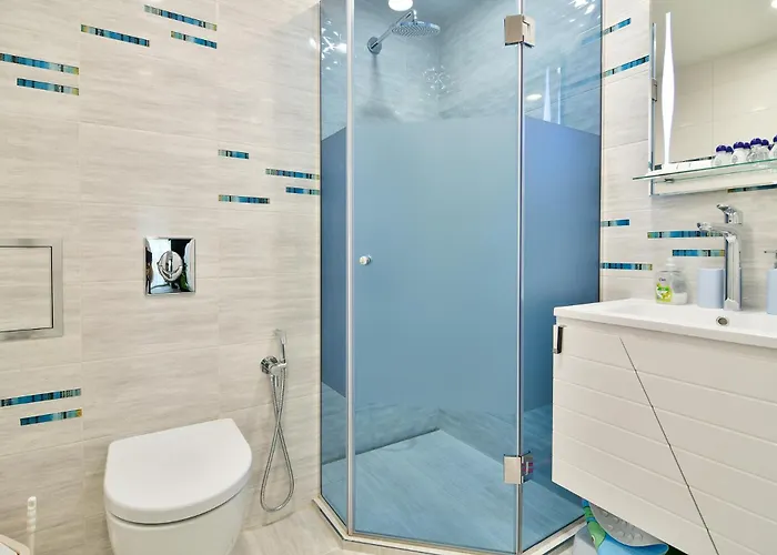 Azure View 2br Luxury - Free Parking Apartment